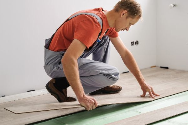 بهترین زیرسازی برای نصب کفپوش لمینت؛ چه متریالی استفاده کنیم؟